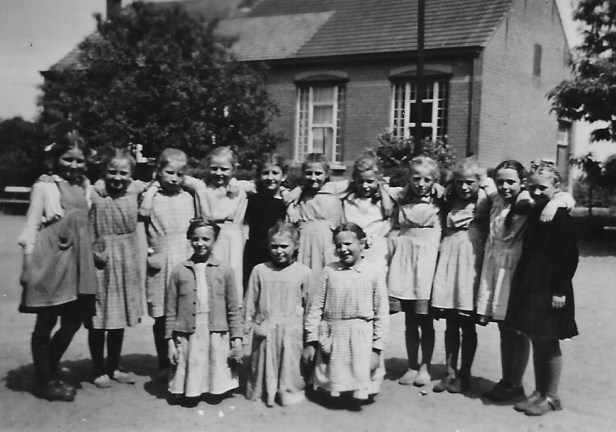 1947-1948 klasfoto 1e + 2e+ 3e leerjaar Anna Schuyten,Vrije Meisjesschool, Lindedreef 18
