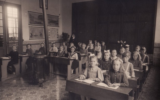 1950-1951 klasfoto 4e+5e+6e leerjaar zuster Magda,Vrije Gesubsidieerde Meisjesschool, Lindedreef 18 -namen