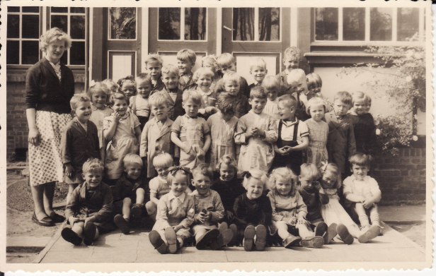 1954-1955 klasfoto 1e kleuterklas Ella Loyens, aangenomen bewaarschool (kleuters) Lindedreef 18.jpg