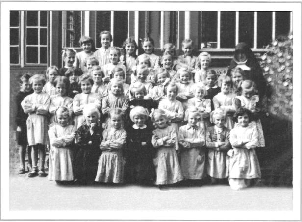 1954-1955 klasfoto 1e+2e+3e leerjaar, geboortejaar 1946-1947-1948, Zuster Begga, Vrije Gesubsidieerde Meisjesschool, Lindedreef 18 (1).jpg