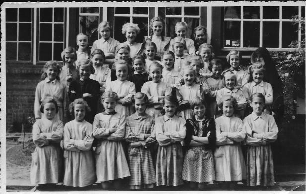 1954-1955 klasfoto 4e+5e+6e leerjaar Zuster Lucentia,Vrije Gesubsidieerde Meisjesschool, Lindedreef 18