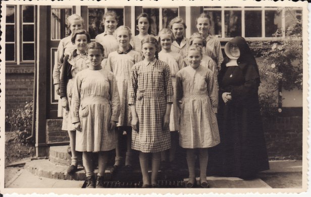 1954-1955klasfoto 7e + 8e zuster Hildegard + Gusta Lenaerts, Sint Martinusschool, Vrije Gesubsidieerde School, Lindedreef 18