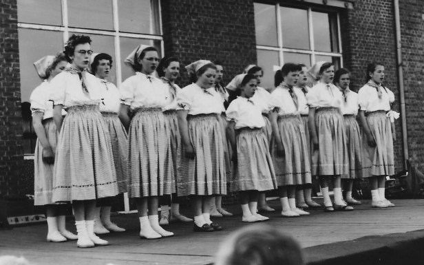 1956-1957-groepsfoto-schoolfeest-vrije-gesubsidieerde-meisjesschool-lindedreef-1.jpg