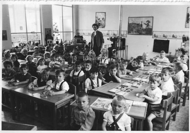 1958-1959 klasfoto Ella Loyens, alle kleuters in één klas, Vrije Gesubsidieerde Meisjesschool, Lindedreef 18.jpg