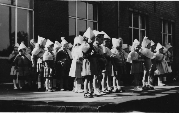 1958 groepsfoto schoolfeest Vrije Gesubsidieerde Meisjesschool, Lindedreef 1.jpg
