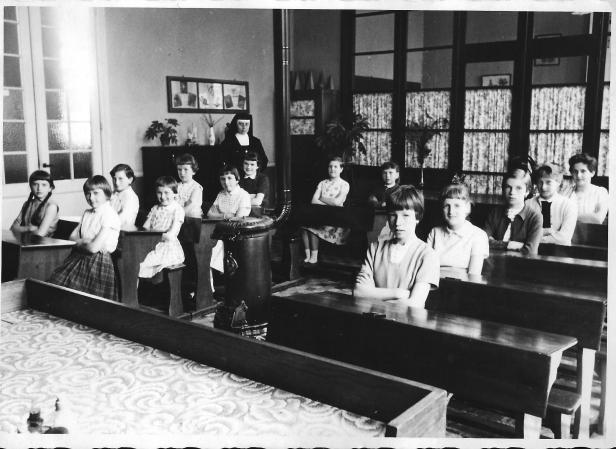 1959-1960 klasfoto 5e+ 6e leerjaar Zuster Begga Vrije Gesubsidieerde Meisjesschool, Lindedreef 18