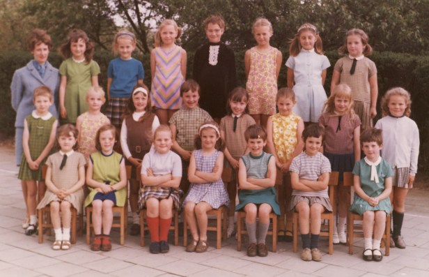 1967-1968-klasfoto-1e-en-2e-leerjaar-maria-nuyts-vrije-gesubsidieerde-meisjesschool-lindedreef-18.jpg