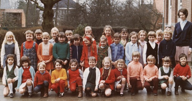 1969-1970-klasfoto-1e-leerjaar-maria-nuyts-vrije-gesubsidieerde-meisjesschool-lindedreef-18.jpg