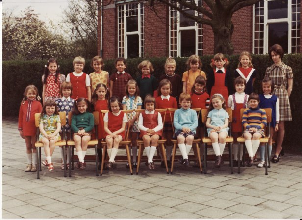 1971-1972 klasfoto 1e leerjaar Maria Nuyts, Vrije Gesubsidieerde Meisjesschool, Lindedreef 18