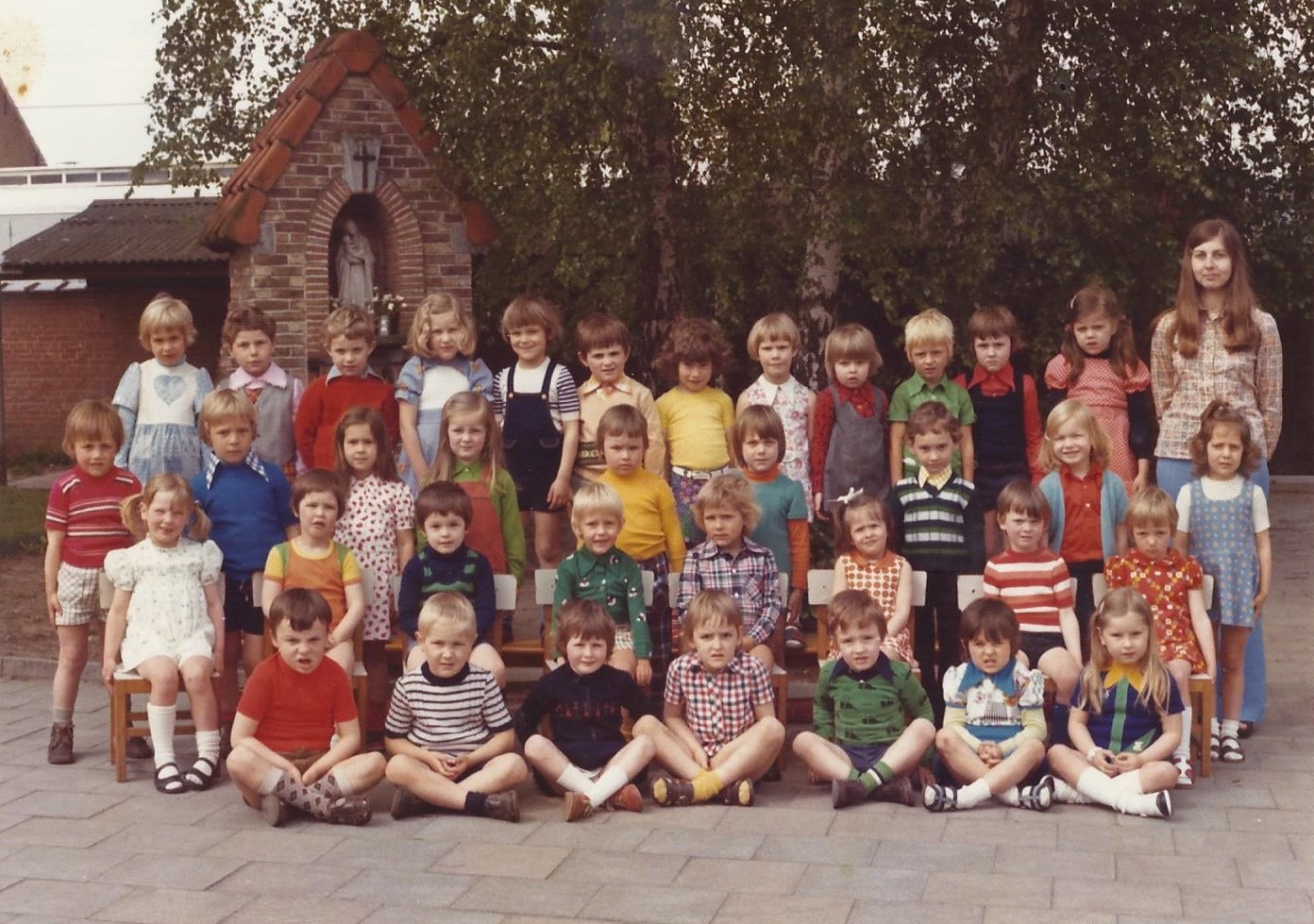 1974-1975 klasfoto 2e kleuterklas Marguerite Verhoeven,Sint Martinusschool, Vrije Gesubsidieerde School, Lindedreef 18.jpg