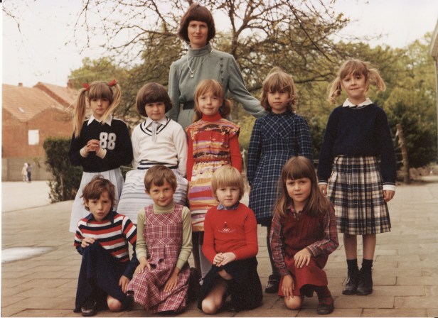 1980-1981 klasfoto 1e leerjaar Maria Nuyts, Vrije Gesubsidieerde Meisjesschool, Lindedreef 18