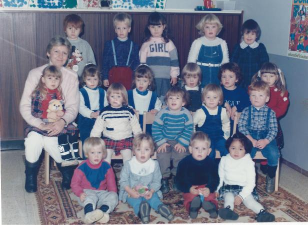 1985-1986 klasfoto 1e kleuterklas Lieve Vandecruys Pierenbos Gemeenteschool, Halle-Velden 2.jpg