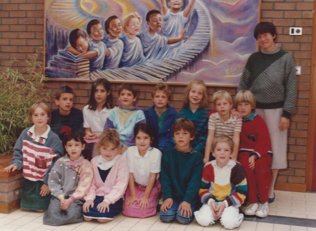 1987-1988 klasfoto 2e jaar zedenleer Rita Goethals, Pierenbos Gemeenteschool, Halle-Velden 2.jpg