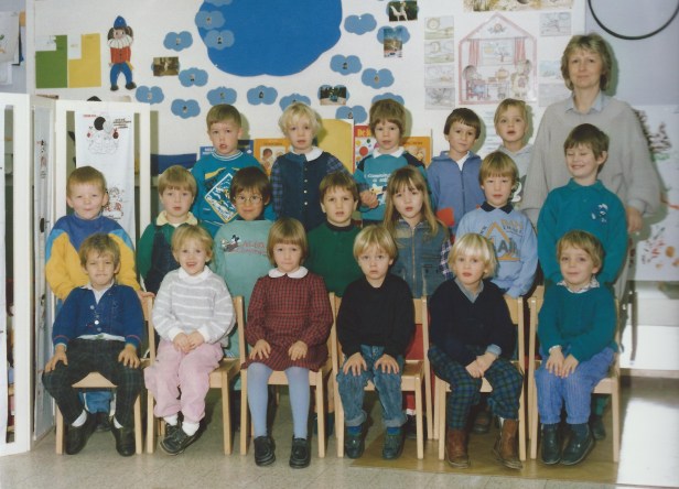 1987-1988 klasfoto 2e kleuterklas Lieve Vandecruys Pierenbos Gemeenteschool Halle-Velden 2.jpg