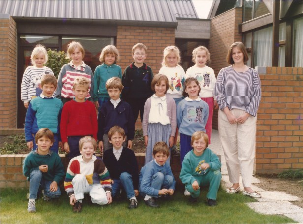 1987-1988 klasfoto 2e leerjaar Marianne De la Montagne, Pierenbos Gemeenteschool Halle-Velden 2.jpg