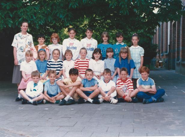 1987-1988 klasfoto 4e leerjaar Erna Renders,Sint Martinusschool, Vrije Gesubsidieerde School, Lindedreef 18.jpg