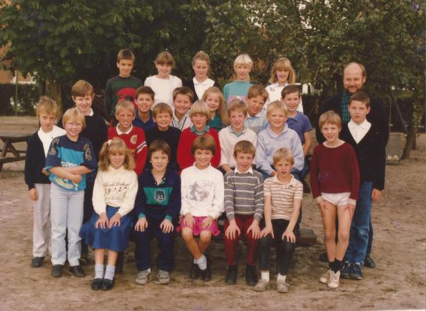 1987-1988 klasfoto 4e leerjaar Roger Theunen, Pierenbos Gemeenteschool Halle-Velden 2.jpg