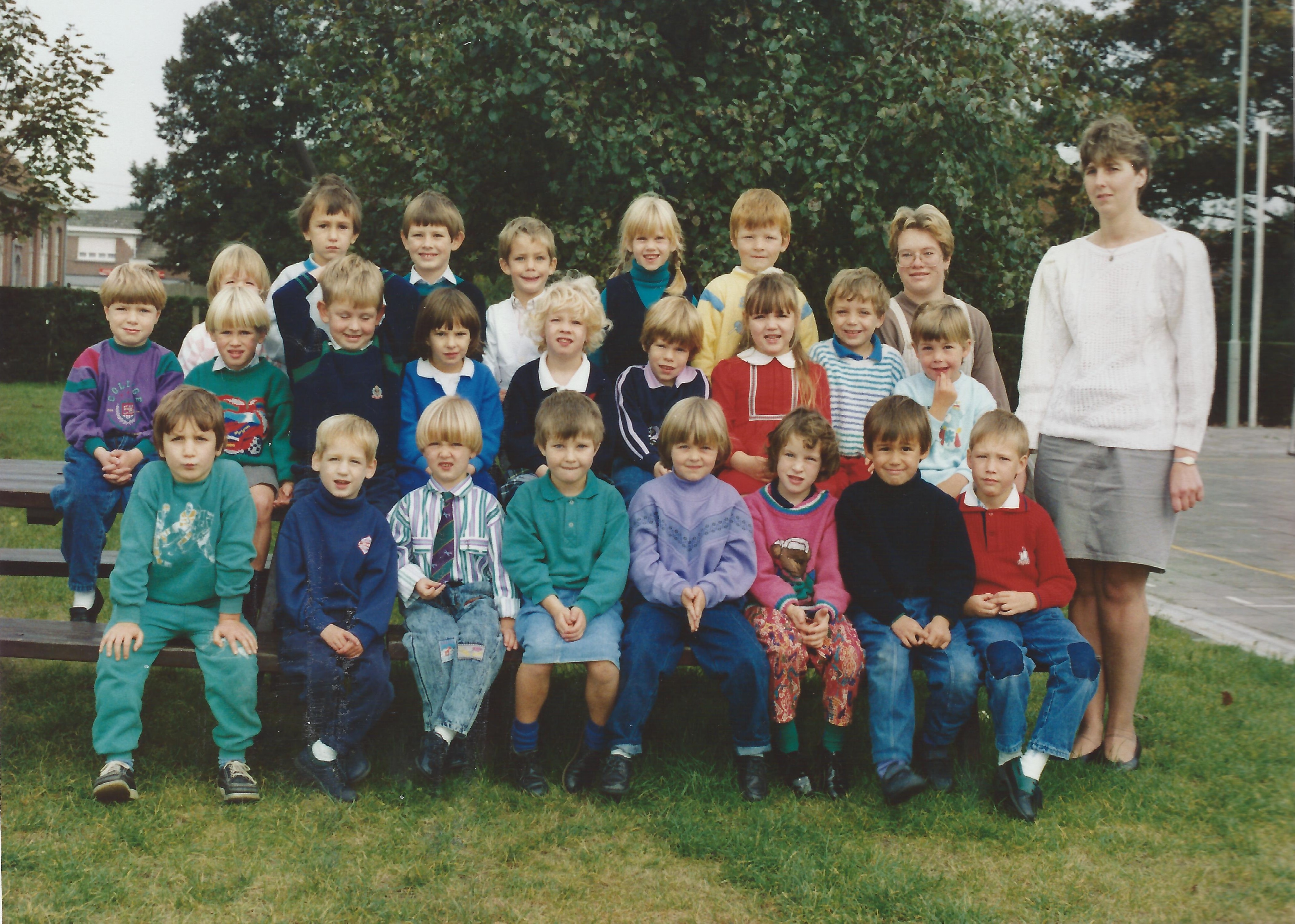 1988-1989 klasfoto 3e kleuterklas Conny Franken, Pierenbos Gemeenteschool Halle-Velden 2.jpg