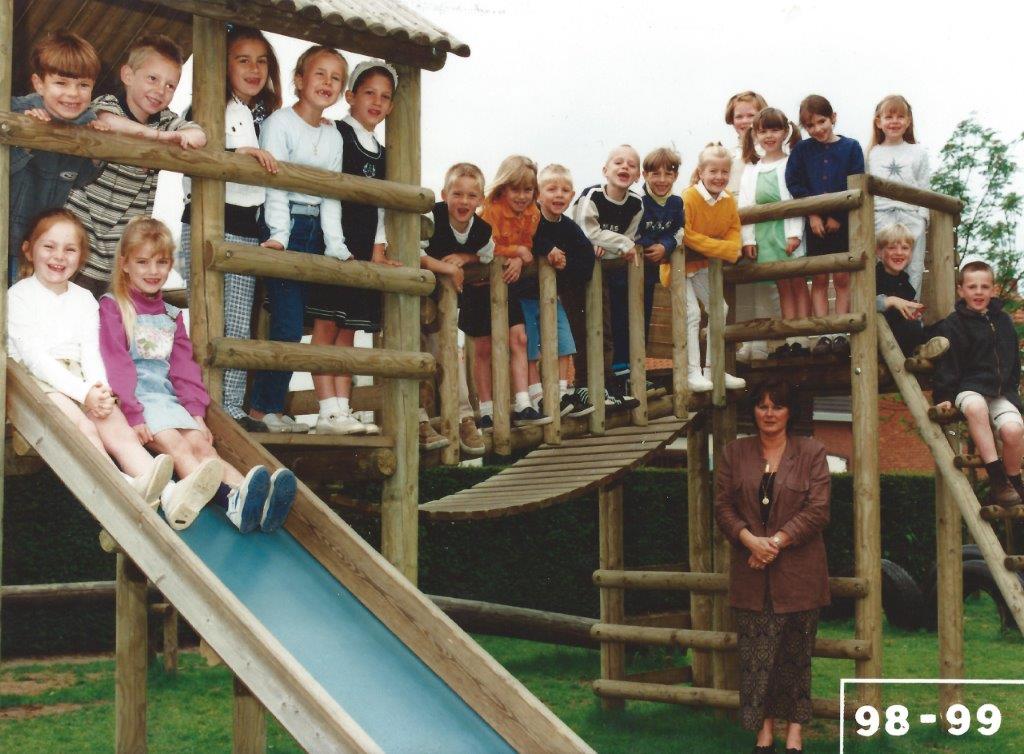 1998-1999 klasfoto 1e leerjaar Maria Aerts , Pierenbos Gemeenteschool Halle-Velden 2