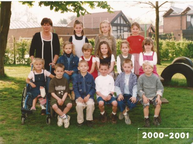 2000-2001 klasfoto 1e leerjaar Maria Aerts, Pierenbos Gemeenteschool, Halle-Velden 2