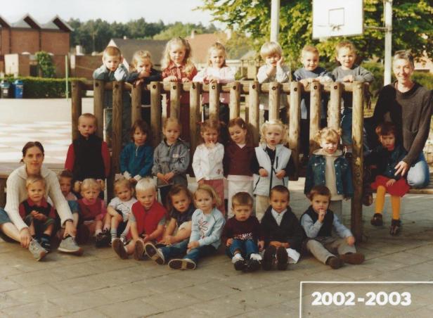 2002-2003 klasfoto 1e kleuterklas Ann Goormans en Karin Van Assche,Pierenbos Gemeenteschool Halle-Velden 2