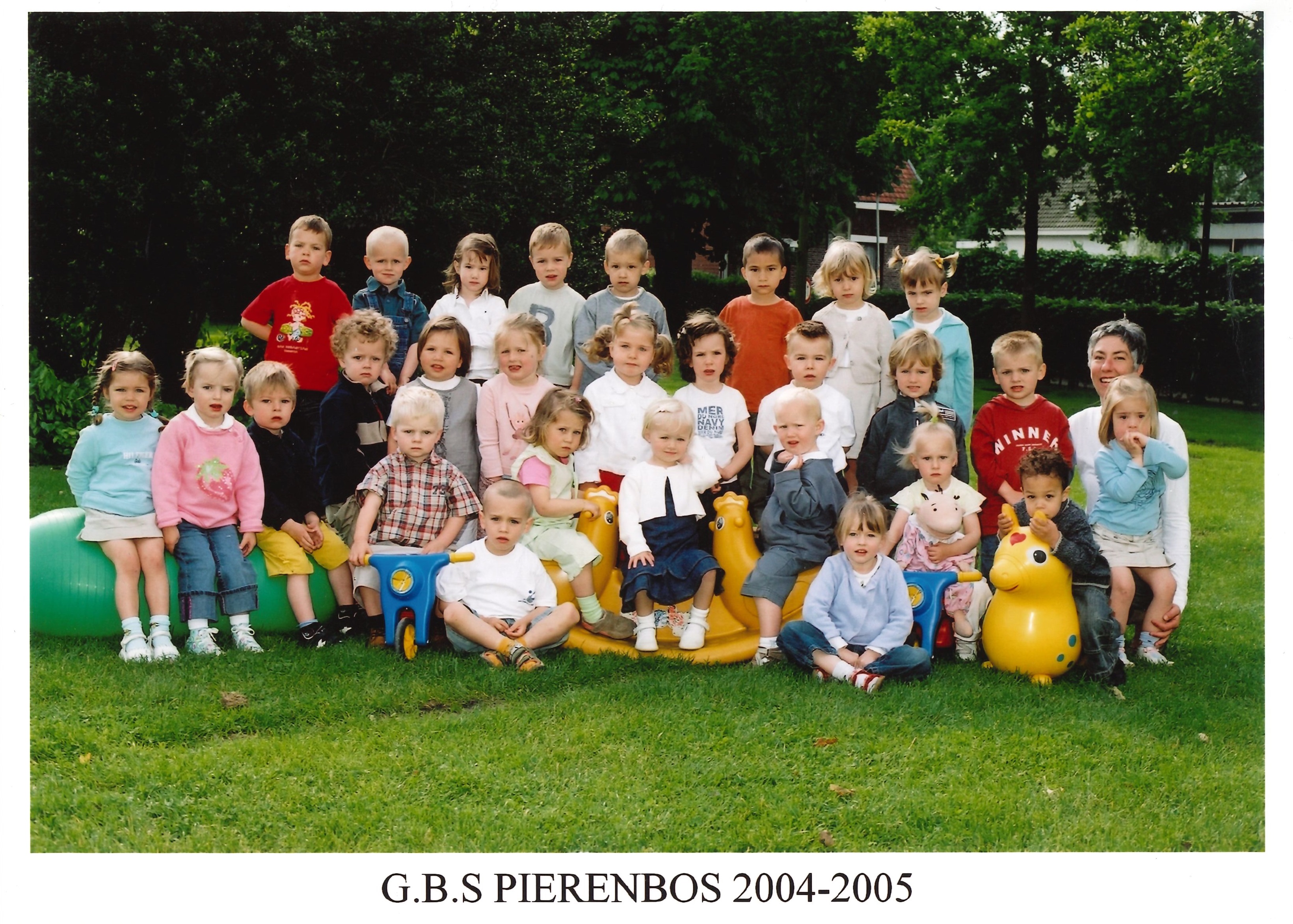 2004-2005 klasfoto 1e kleuterklas, Karin Van Assche Pierenbos Gemeenteschool Halle Velden 2