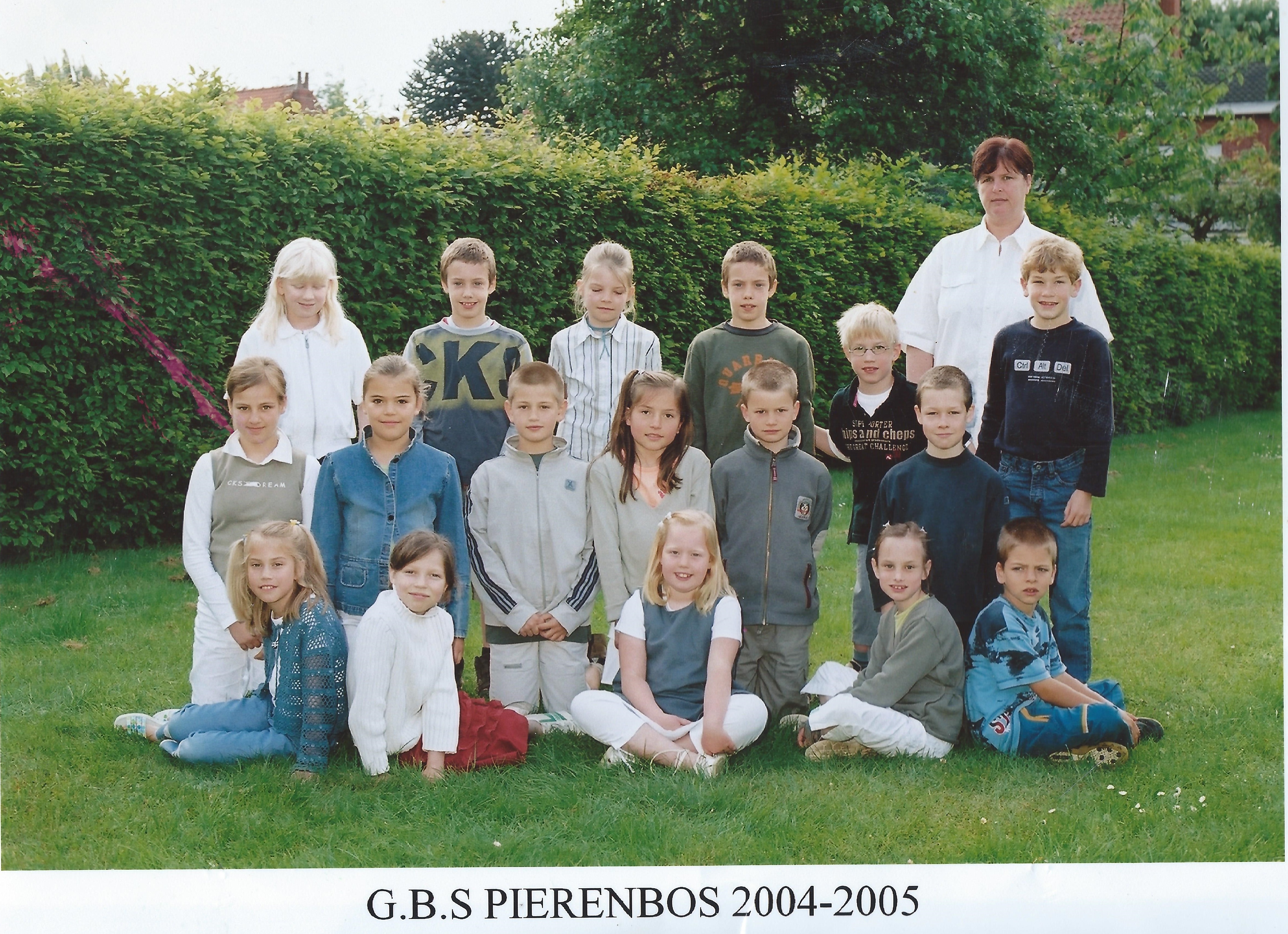 2004-2005 klasfoto 3e leerjaar Marianne De la Montagne, Pierenbos Gemeenteschool Halle-Velden 2-namen.jpg