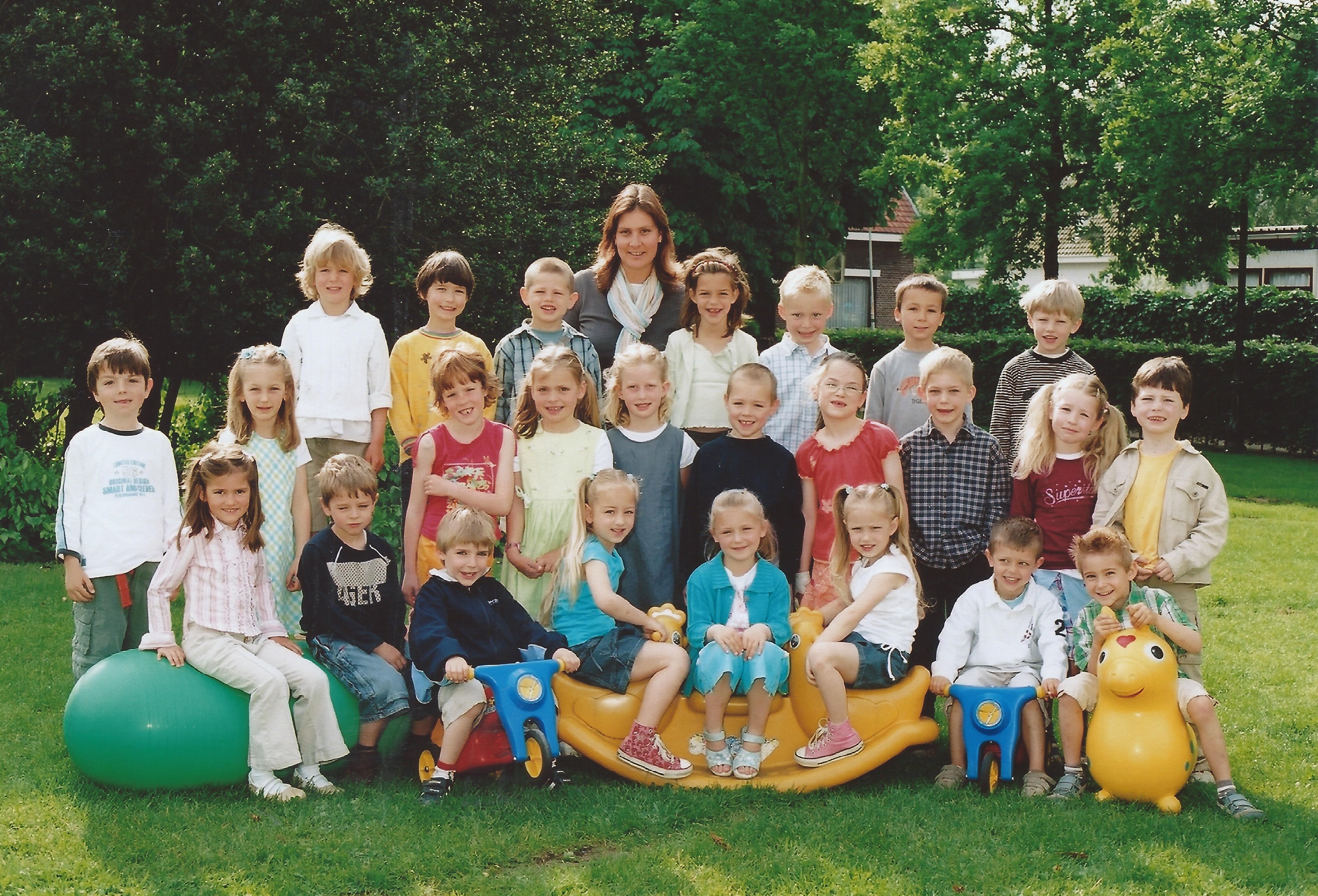 2004-2005 klasfoto 4e kleuterklas Nathalie Kieckens, Pierenbos Gemeenteschool Halle-Velden 2.jpg