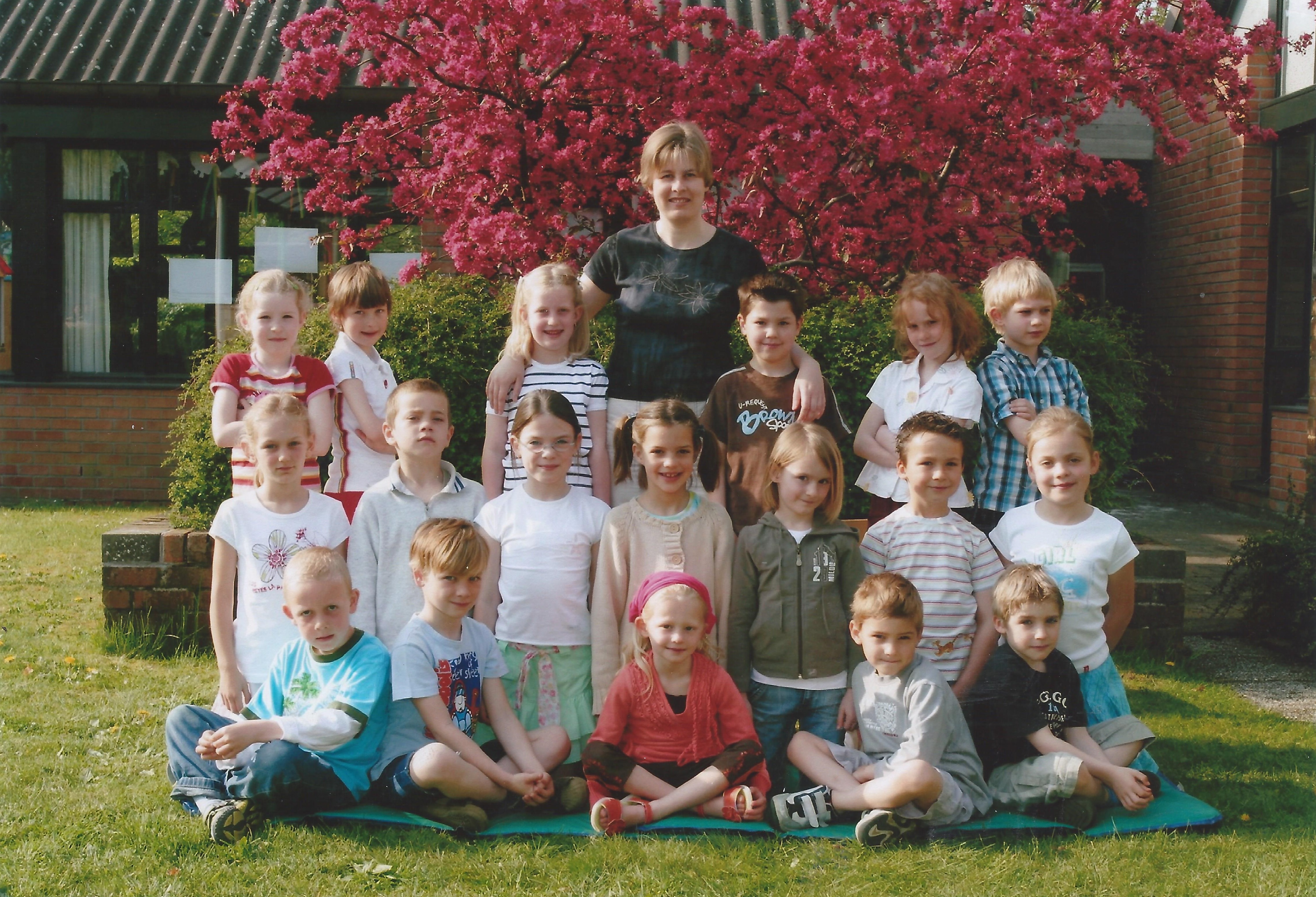 2005-2006 klasfoto 1e leerjaar Krista Van Gorp,  Pierenbos Gemeenteschool Halle-Velden.jpg