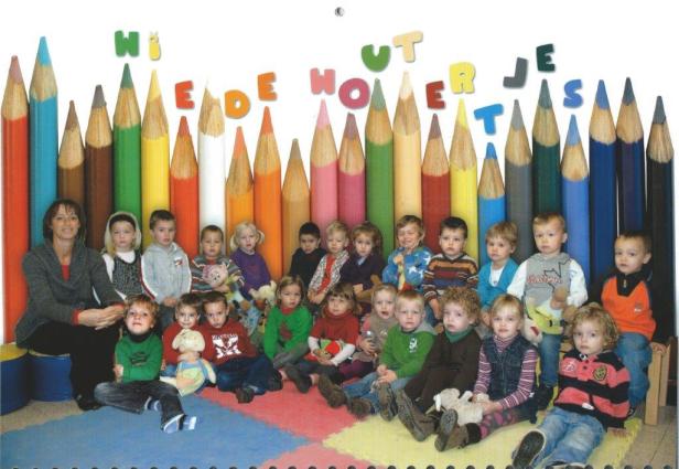 2010-2011 klasfoto 2e kleuterklas Carine Peeters, Pierenbos Gemeenteschool Halle-Velden 2.jpg