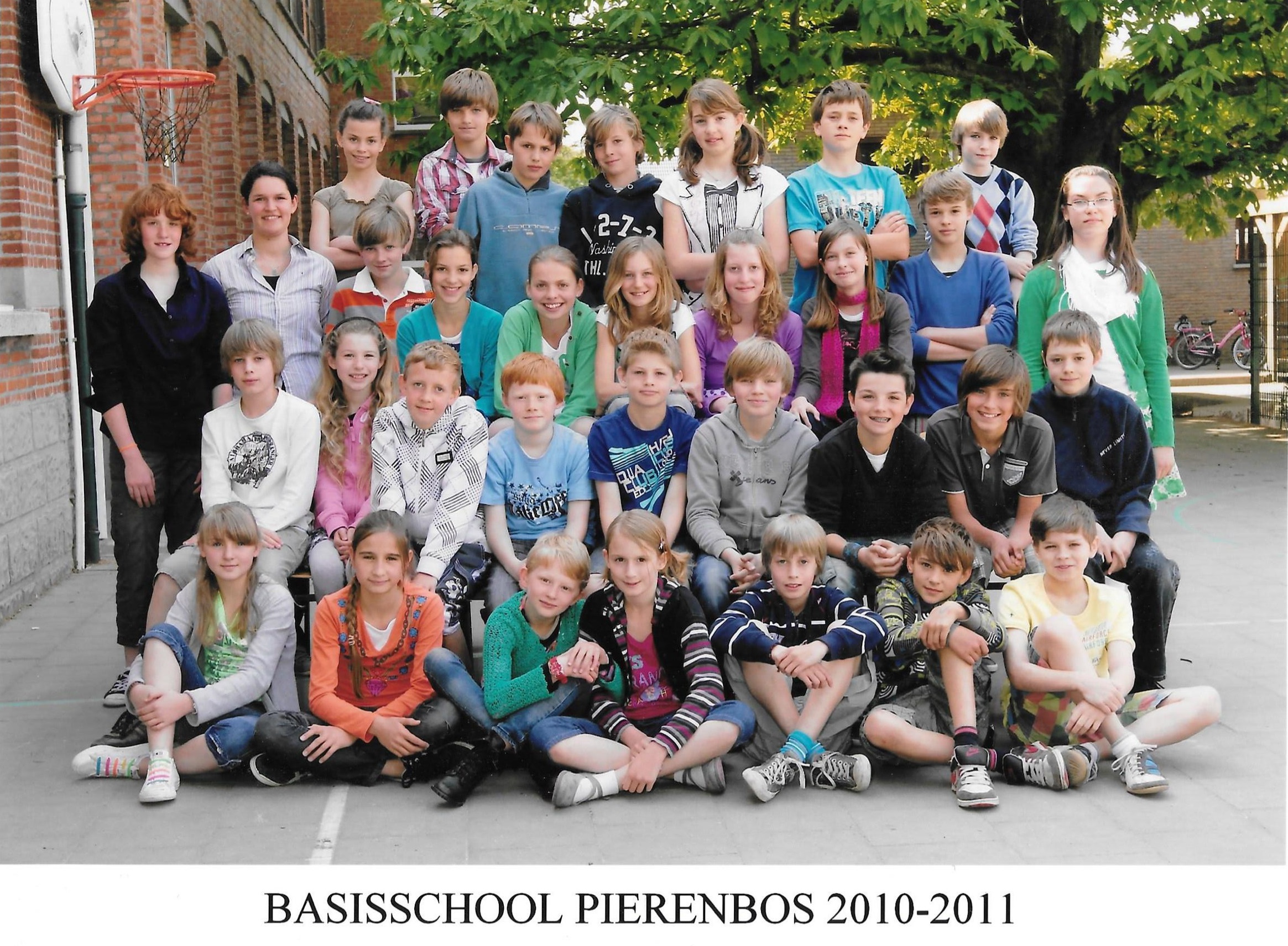 2010-2011 klasfoto 6e leerjaar,Tom Verdyck + Annelies Tiebos, Pierenbos Gemeenteschool Lindedreef 18.jpg
