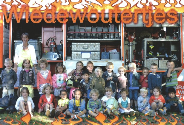 2011-2012 kalenderfoto 2e kleuterklas Carine Peeters, Pierenbos Gemeenteschool Halle-Velden 2