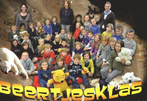 2011-2012 kalenderfoto 2e leerjaar Erna Renders + Ann Dillen + Annelies Thiebos, Pierenbos Gemeenteschool Halle-Velden 2