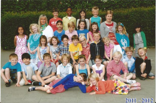 2011-2012 klasfoto 1e leerjaar Maryse Peeters +Krista Van Gorp, Pierenbos,Gemeenteschool, Halle-Velden 2
