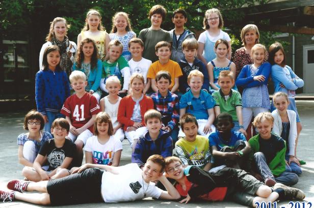 2011-2012 klasfoto 4e leerjaar, Katleen Clinckers + Karin Keysers, Pierenbos Gemeenteschool Halle