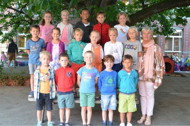 2016-2017 klasfoto 1e leerjaar Maryse Peeters, Pierenbos Gemeenteschool Lindedreef 18 GAZET VAN ANTWERPEN