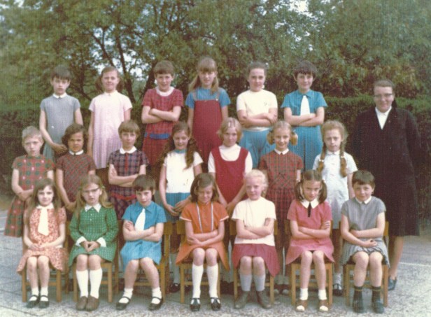 1968-1969 klasfoto 3e + 4e leerjaar zuster Rosalie, Vrije Gesubsidieerde Meisjesschool, Lindedreef 18