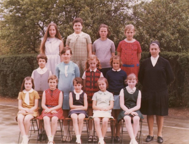 1968-1969 klasfoto  5e + 6e leerjaar zuster Begga, Sint Martinusschool, Vrije Gesubsidieerde School, Lindedreef 18.jpg