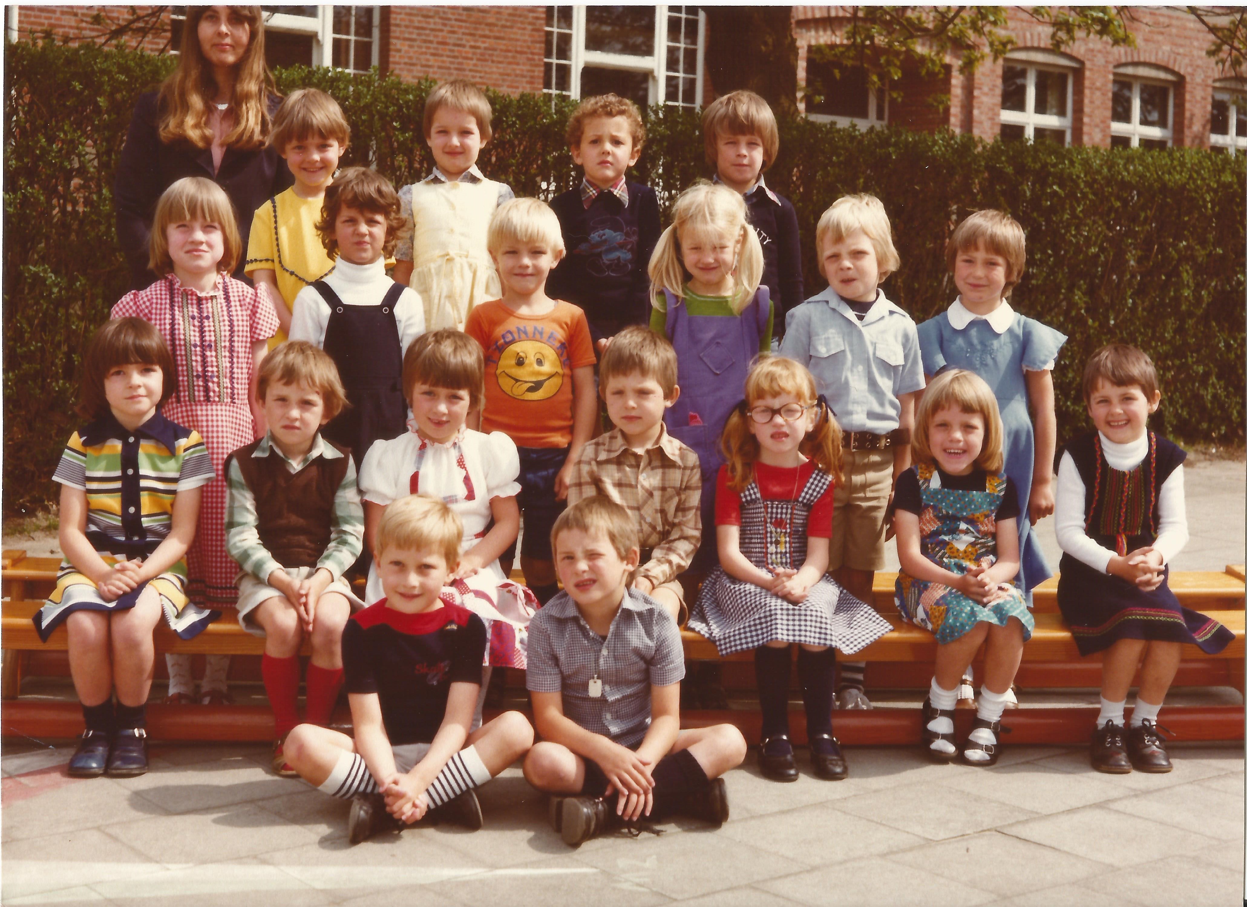 1977-1978 klasfoto 3e kleuterklas Marguerite Verhoeven, Vrije Gesubsidieerde Meisjesschool, Lindedreef 18.jpg