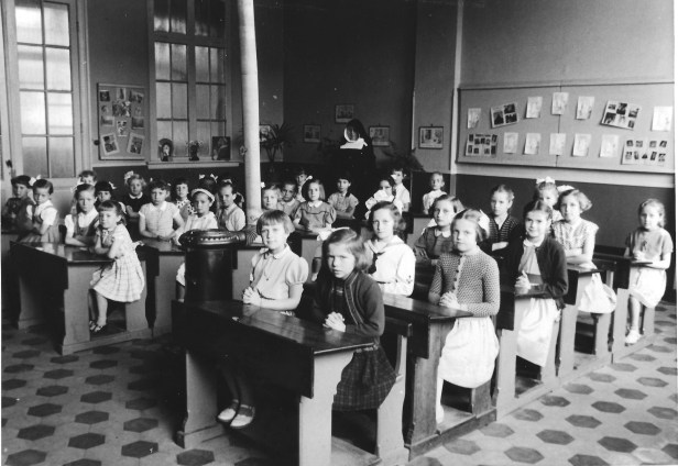 1957-1958 klasfoto 1e+2e+3e leerjaar zuster Begga Vrije Gesubsidieerde Meisjesschool, Lindedreef 18.jpg