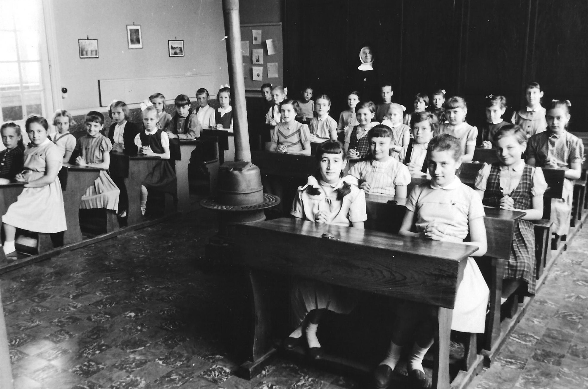 1957-1958 klasfoto 4e+5e+6e leerjaar zuster Rosalie, Vrije Gesubsidieerde Meisjesschool, Lindedreef 18.jpg