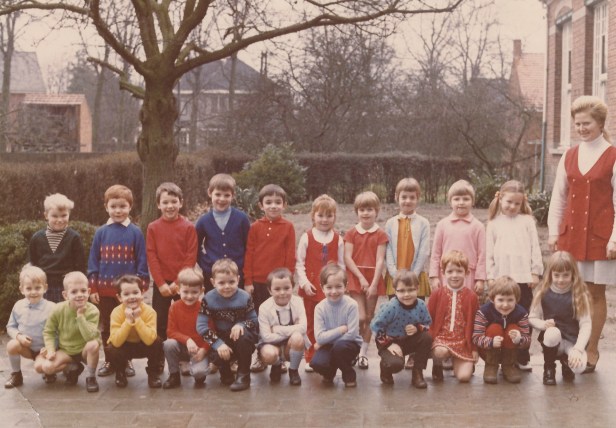 1970-1971 klasfoto 3e kleuterklas Ella Loyens ,Sint Martinusschool, Vrije Gesubsidieerde School, Lindedreef 18.jpg