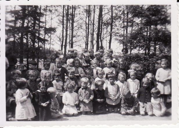 1940-1941 klasfoto kleuterklas, Zuster Engelberta, aangenomen bewaarschool, Lindedreef 18