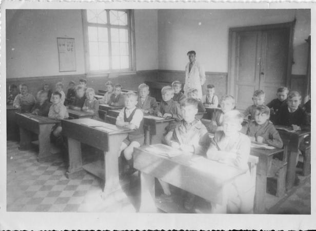 1946-1947 klasfoto 1e + 2e +3e leerjaar, Mon De Jongh Gemeentelijk Jongensschool, Halle Dorp.jpg