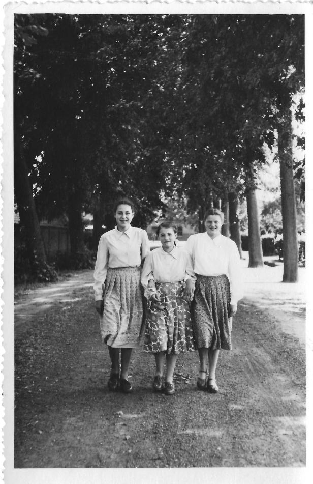 1951-1952 klasfoto 7e + 8e leerjaar Gusta Lenaerts met enkele leerlingen Vrije Gesubsidieerde Meisjesschool, Lindedreef 18, foto 1