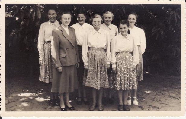1951-1952 klasfoto 8e leerjaar Gusta Lenaerts, aangenomen meisjesschool, Lindedreef 18.jpg