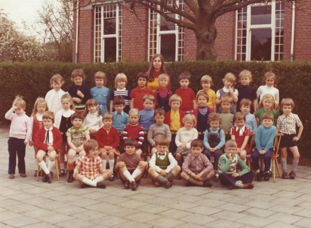 1973-1974 klasfoto 2e kleuterklas Marguerite Verhoeven Vrije Gesubsidieerde School, Lindedreef 18